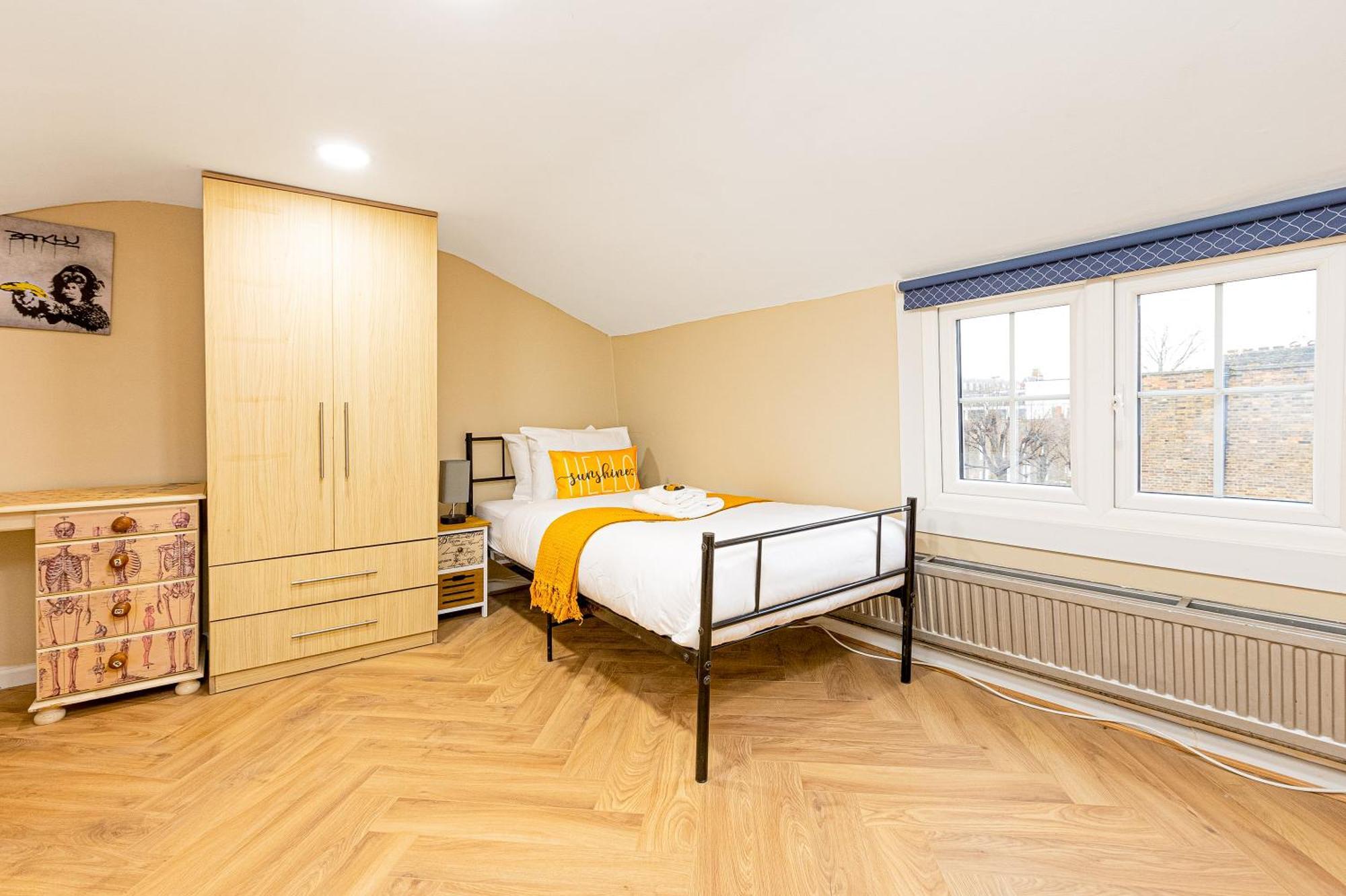 Appartamento Charming Two Bedroom In Camden Londra