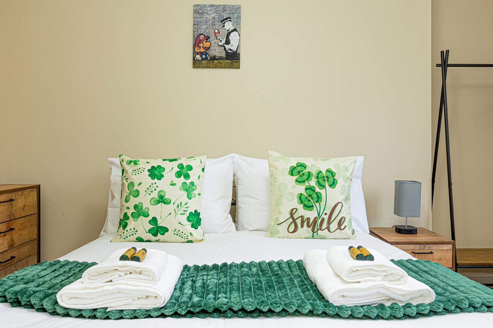 Appartamento Charming Two Bedroom In Camden Londra